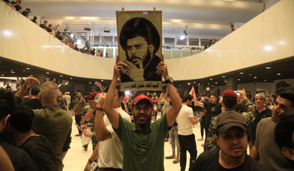 Sadr Destekçileri Parlamentoyu Bastı