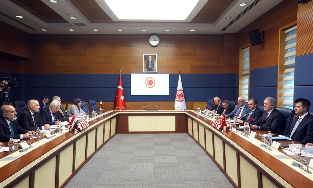 Hulusi Akar, Irak-Türkiye Parlamentolar Arası Dostluk Grubu Başkanı Al Kınanı ile görüştü