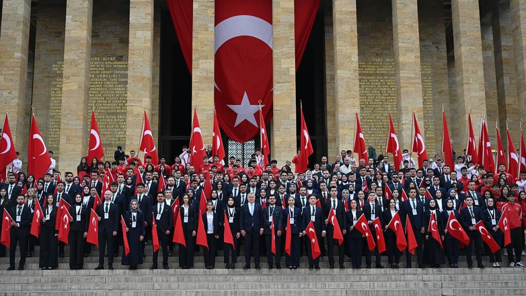 Türkiye’nin 81 ilinden gelen gençler Anıtkabir'i ziyaret etti