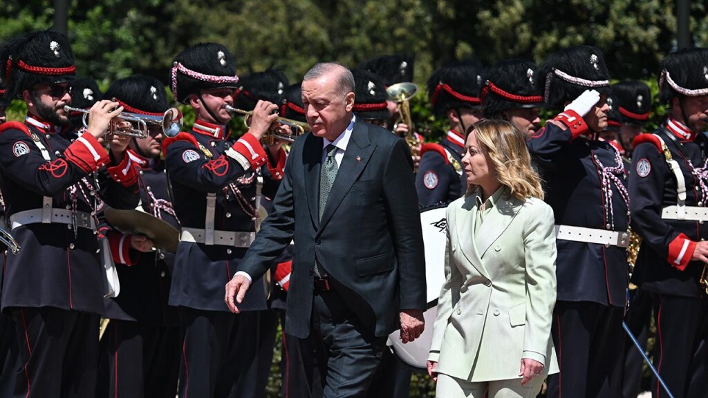 Türkiye Cumhurbaşkanı Erdoğan, İtalya'da resmi törenle karşılandı