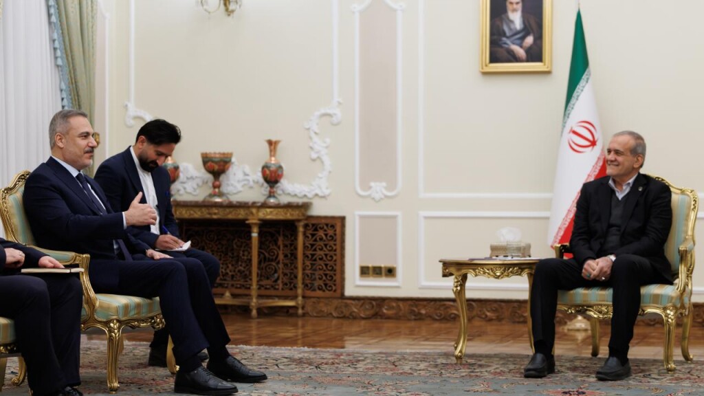 Türkiye Dışişleri Bakanı Fidan, İran Cumhurbaşkanı Pezeşkiyan ile görüştü