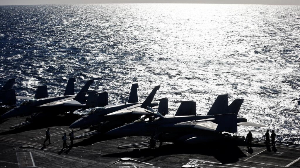 ABD Donanması'na ait bir savaş uçağı, uçak gemisinden denize düştü