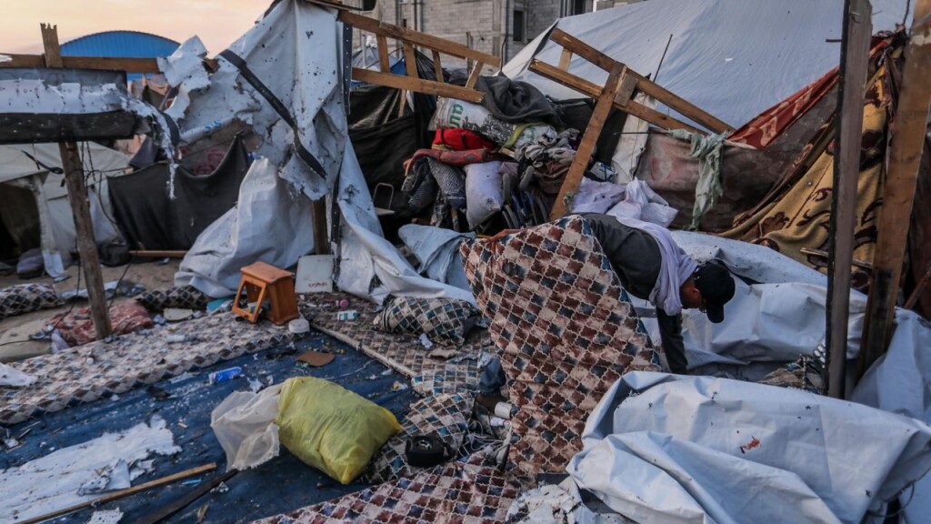 İsrail ordusu yerinden edilmiş Filistinlilerin sığındığı çadırları hedef aldı