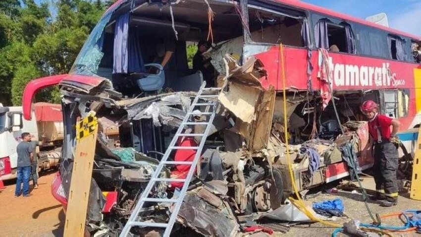Brezilya'da yolcu otobüsünün kamyonla çarpıştığı kazada 11 kişi öldü, 45 kişi yaralandı