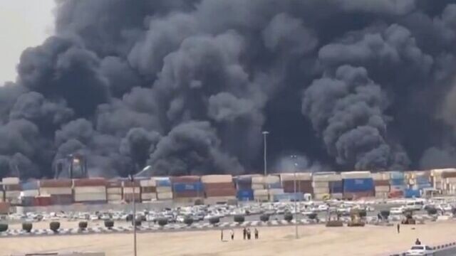 İran'ın Basra Körfezi kıyısında yer alan Bender Abbas Limanı'nda şiddetli patlama meydana geldi