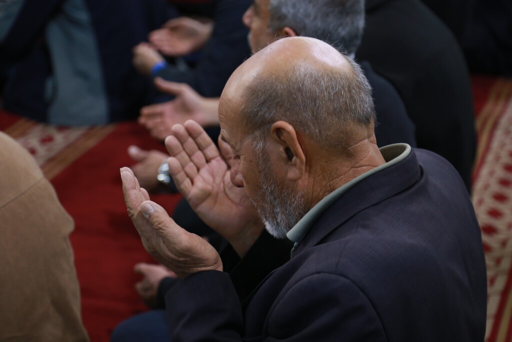 Bağdat'ta cuma namazı sonrası depremde hayatını kaybedenler için dua edildi