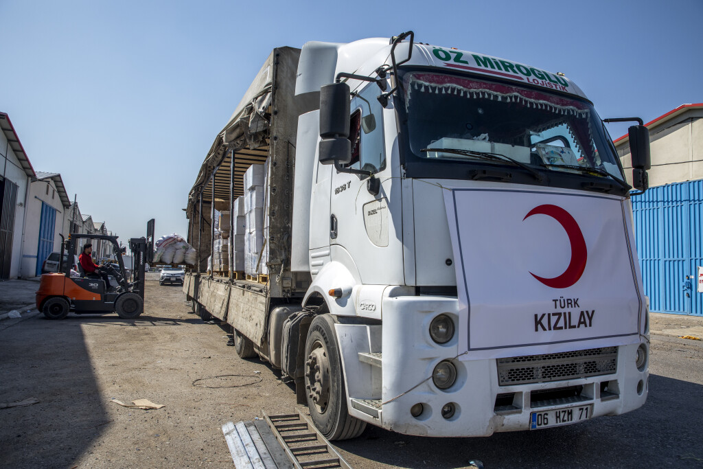 Irak'tan, Türk Kızılay'ı aracılığıyla, depremzedelere 56 tır yardım gönderildi
