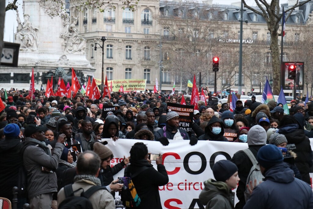 Fransa'da tartışmalı göç tasarısına karşı çıkanlar sokağa indi