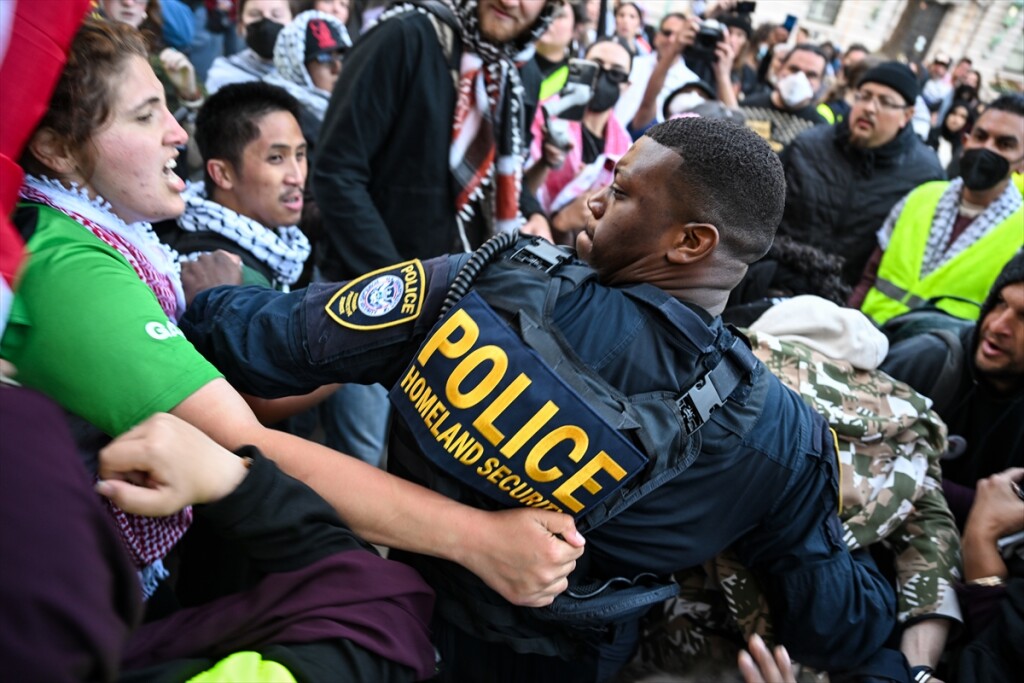 San Francisco'daki Federal Bina önünde Filistin yanlısı protestocularla polis çatıştı
