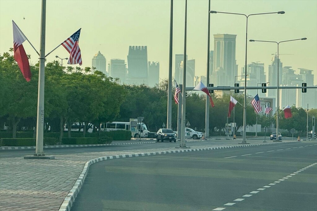 Doha, Trump'ın ziyareti öncesi Katar ve ABD bayraklarıyla donatıldı