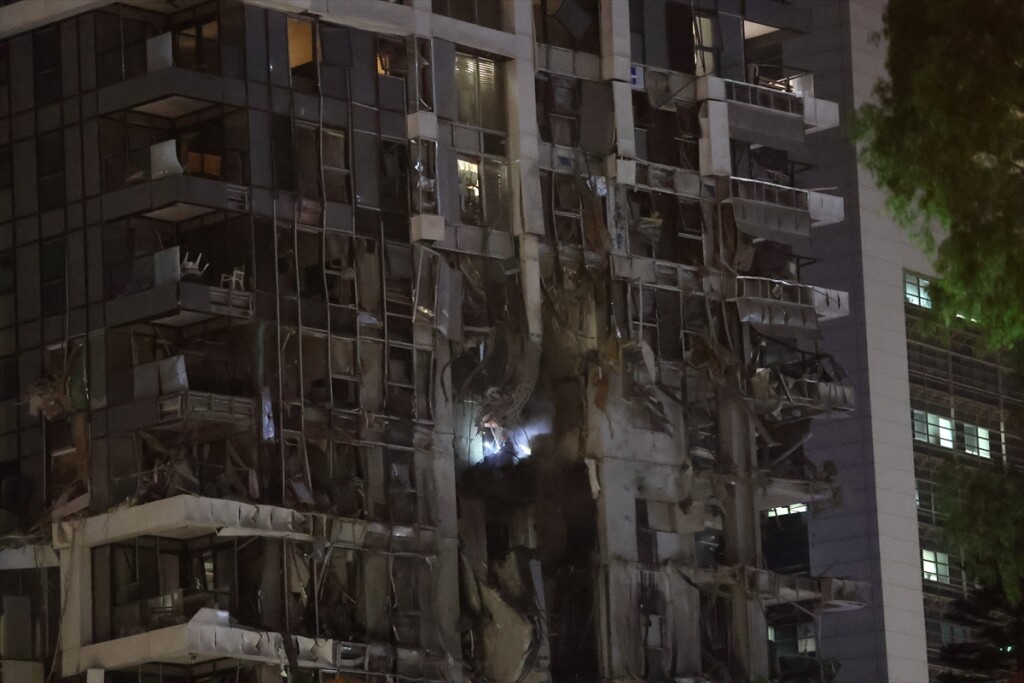 Tel Aviv'deki İsrail Savunma Bakanlığı'na yakın bir nokta İran füzesiyle vuruldu