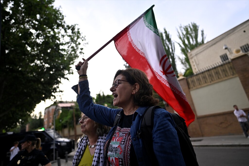 İspanya'da İran’a destek gösterisi düzenlendi