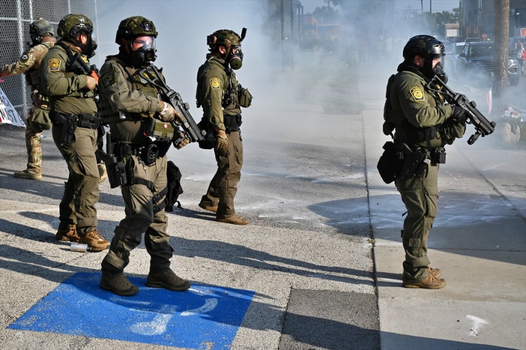 ABD’de göçmenlik merkezi önünde ICE ile göstericiler karşı karşıya geldi