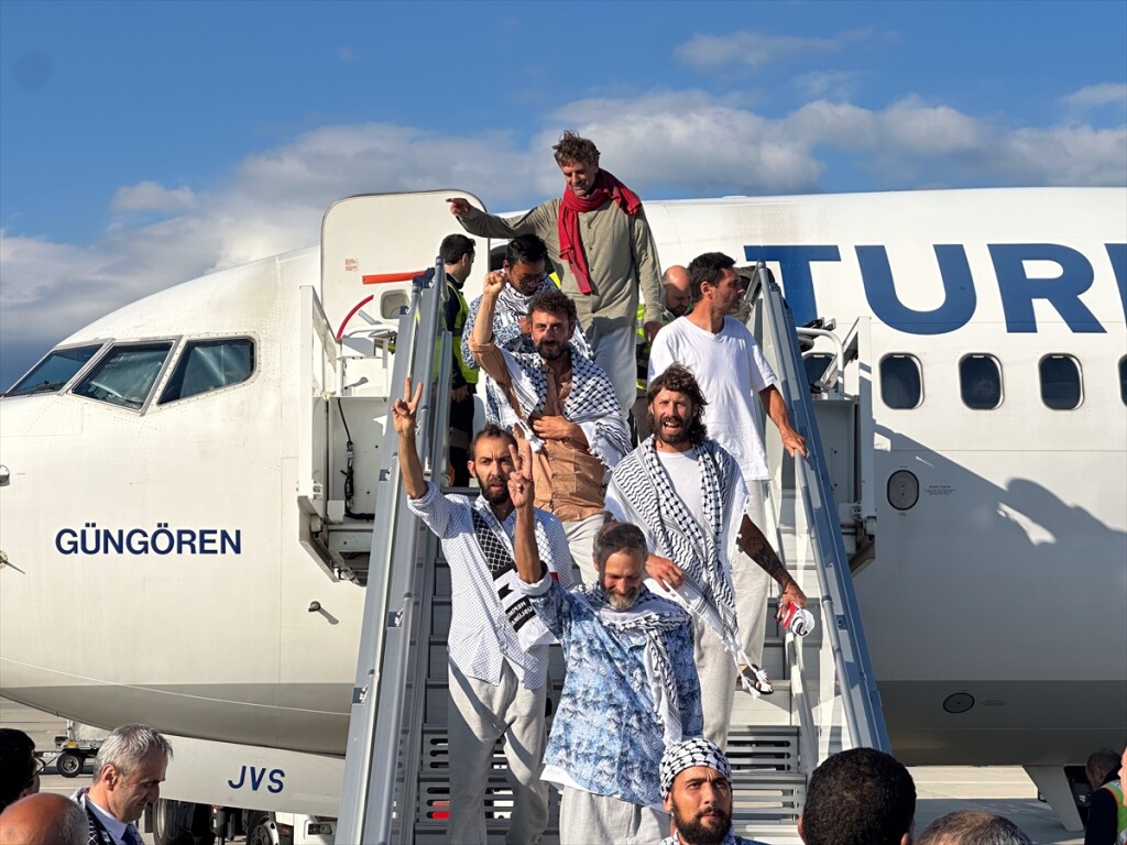 İsrail'in alıkoyduğu aktivistleri Türkiye'ye getiren THY uçağı İstanbul'a ulaştı