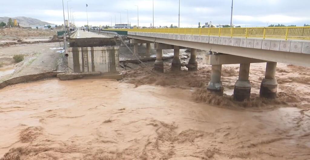Aşırı yağış sel getirdi: Aksu çayı üzerindeki köprü kısmen çöktü