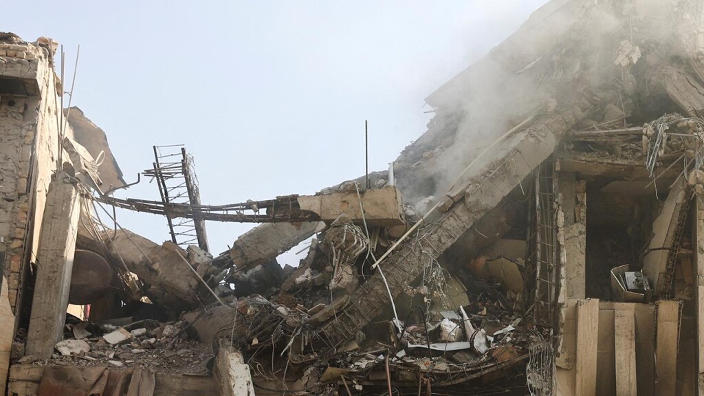 İsrail, İran'da bir hastane binasını vurdu