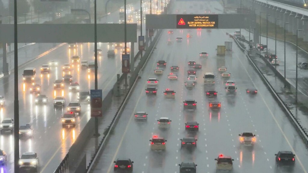 BAE'de şiddetli yağış: Uçak seferleri iptal edildi