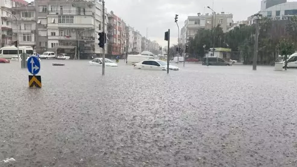 Antalya'da sel felaketi: 426 noktada çalışmalar devam ediyor