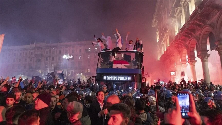 İtalya Serie A'yı kazanan Inter, taraftarıyla şampiyonluk turu attı