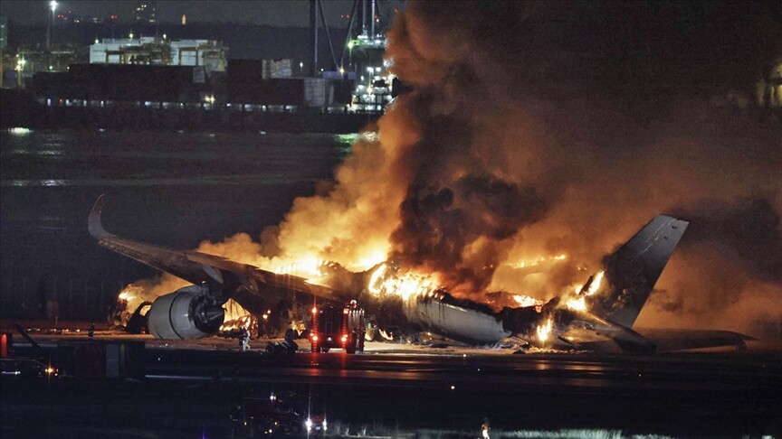 Tokyo'da pistte yolcu uçağı ile çarpışan sahil güvenlik uçağındaki 6 kişiden 5'i öldü