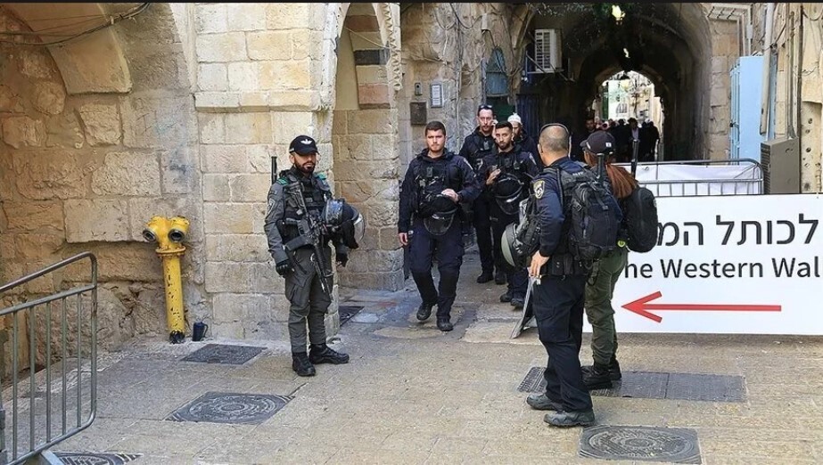 Fanatik Yahudiler İsrail polisi korumasında Mescid-i Aksa'ya baskın düzenledi