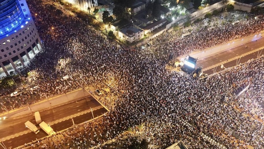 İsrail'de yüz binlerce kişi hükümetin yargı düzenlemesine karşı yine sokaklara indi