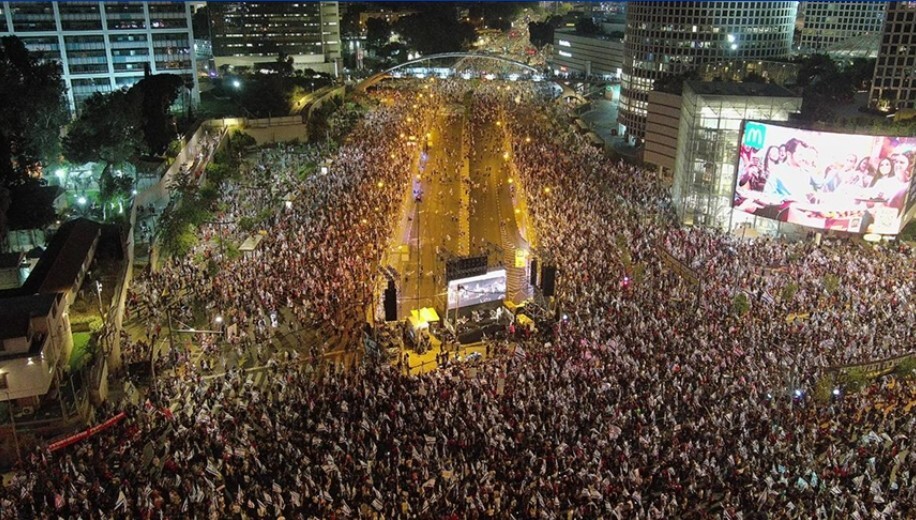 İsrail'de yüzbinlerce kişi hükümetin yargı düzenlemesine karşı yine sokaklara indi