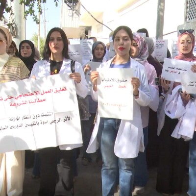 Kerkük'teki doktorlar, yasal istekleri doğrultusunda gösterilerine devam ediyor