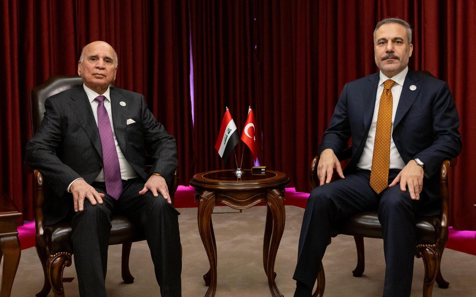 Bakan Hüseyin, Türk mevkidaşı ile bir araya geldi