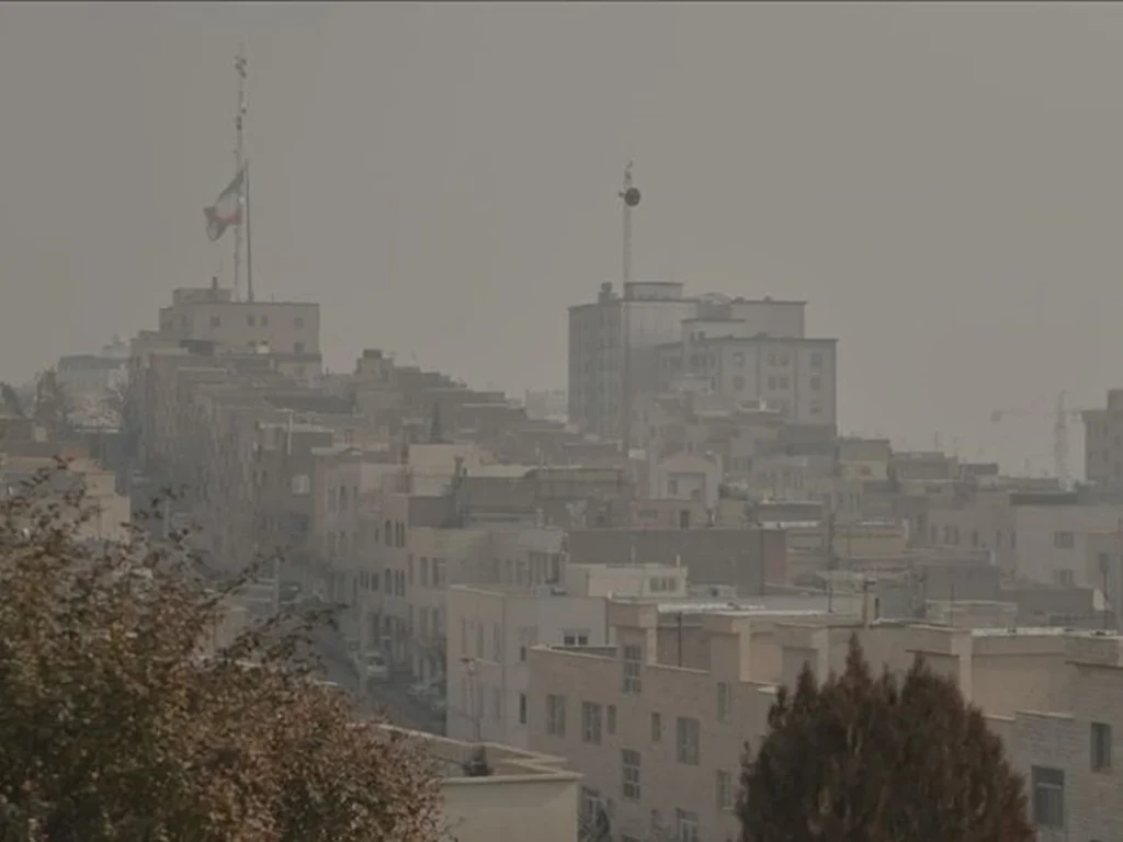 İran’da hava kirliliği nedeniyle birçok eyalette eğitime ara verildi