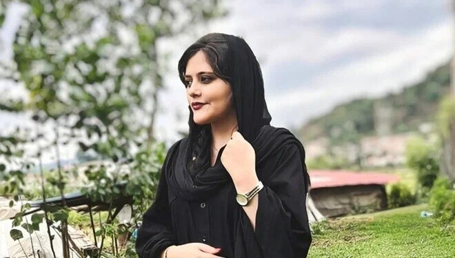 İran'da Gözaltına Alınan Genç Kadının Ölmesi Üzerine Başlayan Gösteriler Sürüyor