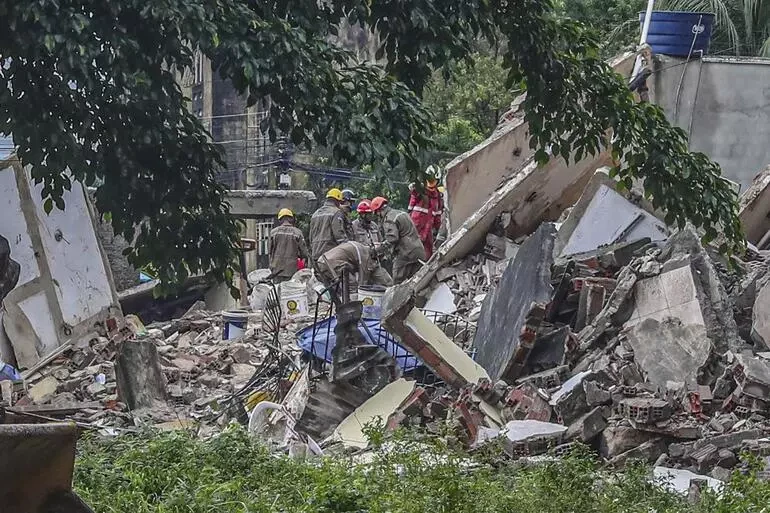 Brezilya'da 8 ölü, 5 kayıp! 4 katlı apartman çöktü