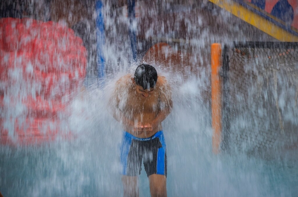 Bağdatlılar bunaltıcı sıcaklarda soluğu su parklarında alıyor