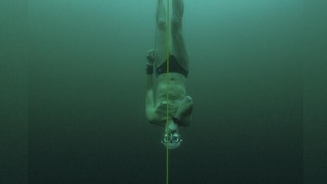 Tek nefeste 52,1 metreye dalarak dünya rekoru kırdı