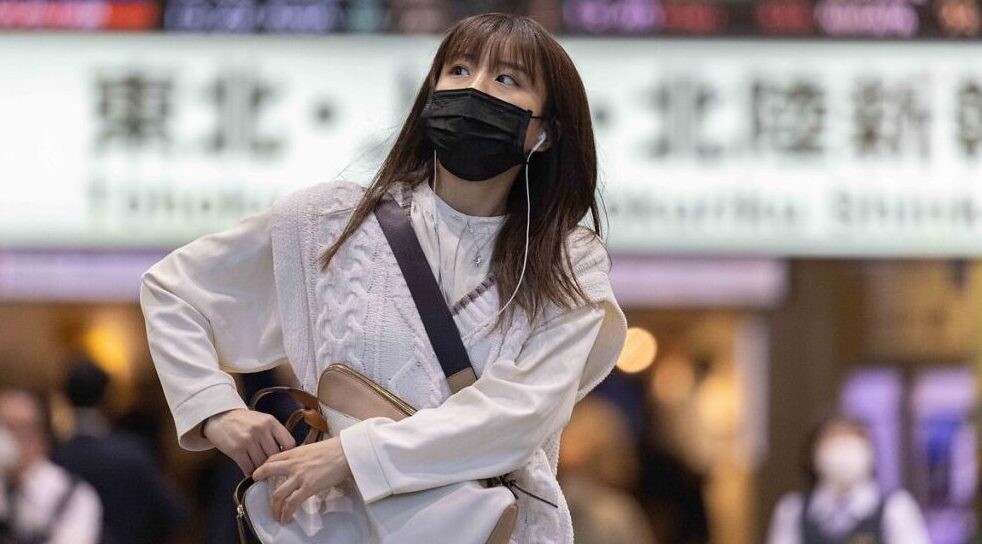 Maske zorunluluğunun sona erdiği Japonya'da gülümseme eğitimleri başladı
