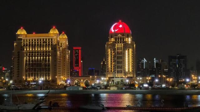 Katar'ın sembol binalarına Türk bayrağı yansıtıldı
