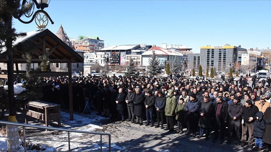 Türkiye'de Depremlerde vefat edenler için gıyabi cenaze namazı kılındı