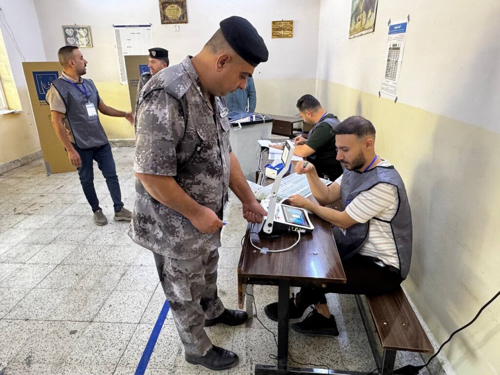 Irak'ta güvenlik birimlerinde görevli olanlar parlamento seçimi için oy kullanmaya başladı
