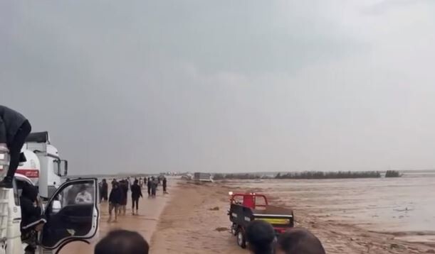 Tuzhurmatu’da sel felaketi yolları kapattı