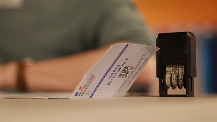 Fransa'da Macron'un kararıyla gidilen seçimler ülke tarihinin en parçalı meclis tablosunu çıkardı