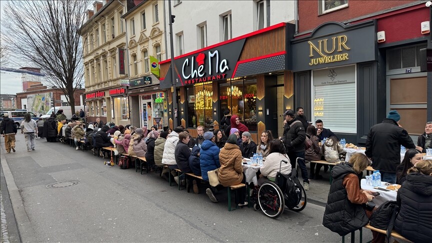 Köln'ün Türk caddesinde Türkler ve Almanlar sokak iftarında bir araya geldi