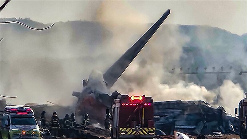 Hindistan'ın Gucerat eyaletinde 242 kişiyi taşıyan yolcu uçağı düştü