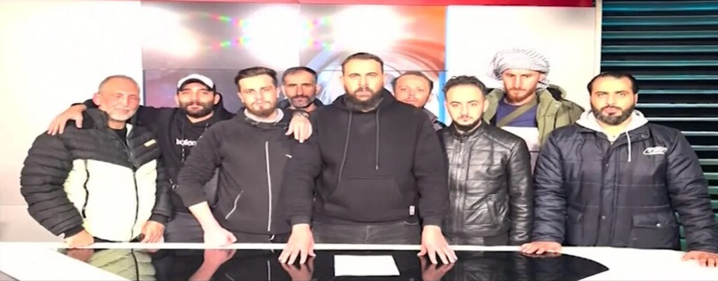 Suriye devlet televizyonunda yayınlanan videoda, Esed'in devrildiği ve tutsakların serbest kaldığı duyuruldu