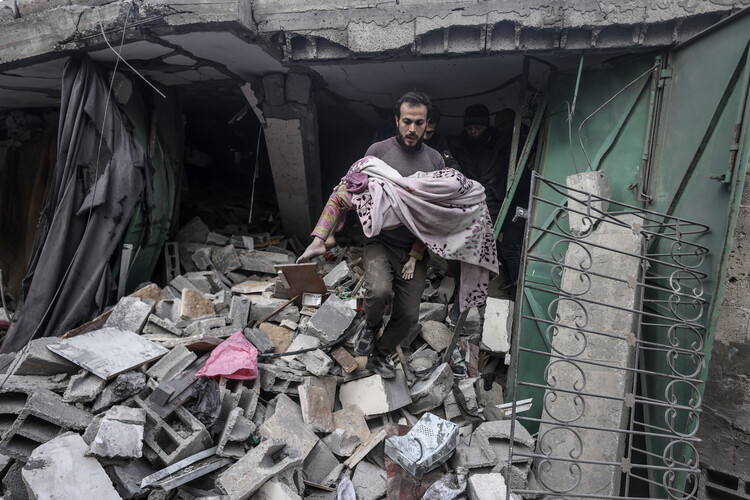 İsrail'in Şucaiyye'de Ebu Hin ailesine ait evi hedef alması sonucu 20 Filistinli yaşamını yitirdi