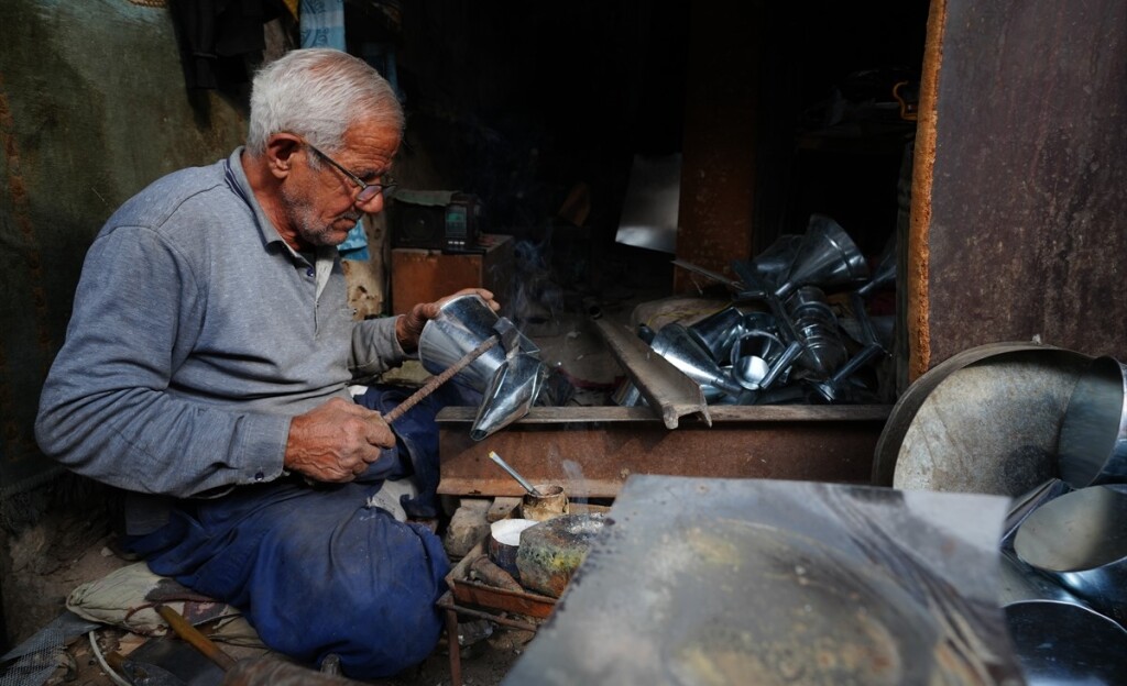 Bağdat'ta teneke ustası Abu Wahab, ilerleyen yaşına rağmen mesleğini büyük bir şevkle sürdürüyor