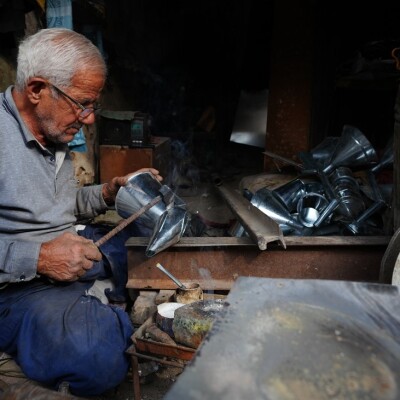 Bağdat'ta teneke ustası Abu Wahab, ilerleyen yaşına rağmen mesleğini büyük bir şevkle sürdürüyor