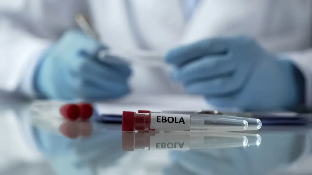 Salgın endişesi büyürken üç Ebola aşısı geliştirme aşamasında