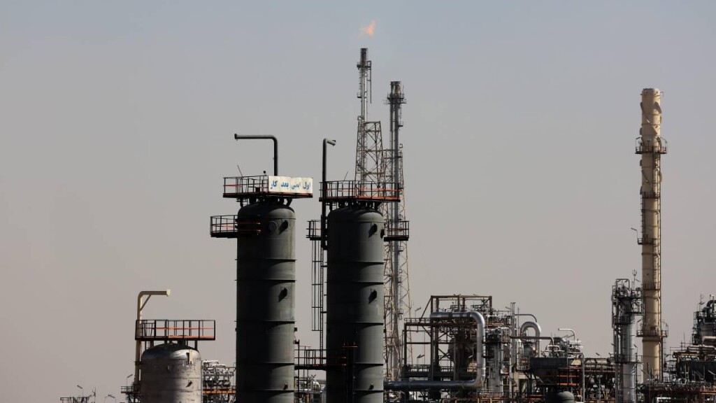 İran basını: Şiraz'daki Petrokimya Kompleksi'ne de saldırı düzenledi
