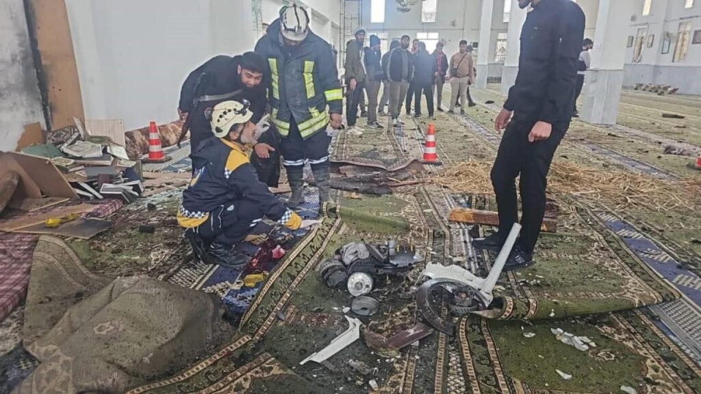 Suriye'nin Humus ilinde bir camiye yönelik terör saldırısında 8 kişi öldü, 18 kişi yaralandı
