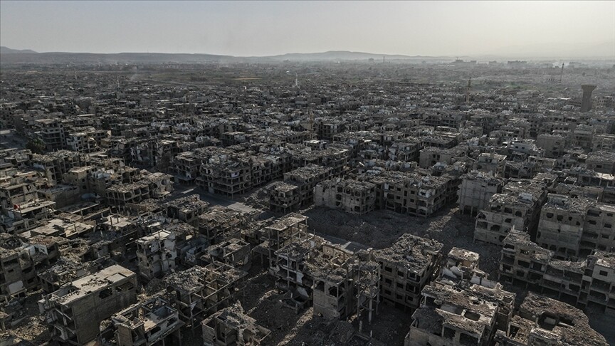 Suriye Savunma Bakanı Ebu Kasra, rejiminin devrildiği operasyonda 434 kişinin hayatını kaybettiğini açıkladı